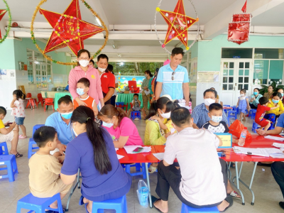 TỔ CHỨC TIÊM NGỪA COVID-19 VÀ SỞI, RUBELLA CHO TRẺ TẠI TRƯỜNG MẦM NON HÒA LỢI