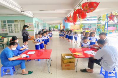 Khám sức khỏe đầu năm cho các bé tại Trường Mầm Non Hòa Lợi