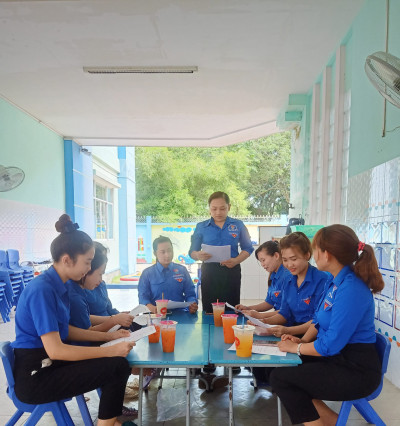 Họp ra mắt Ban Chấp Hành Chi Đoàn mới và họp xét xếp loại đoàn viên