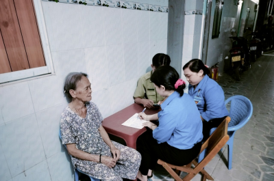 Tham gia hỗ trợ cài đặt ứng dung VnelD cho người dân trên địa bàn