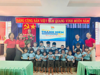 Hưởng ứng tháng thanh niên 2026, ĐTN Phường Hòa lợi trao tặng sữa cho các bé.