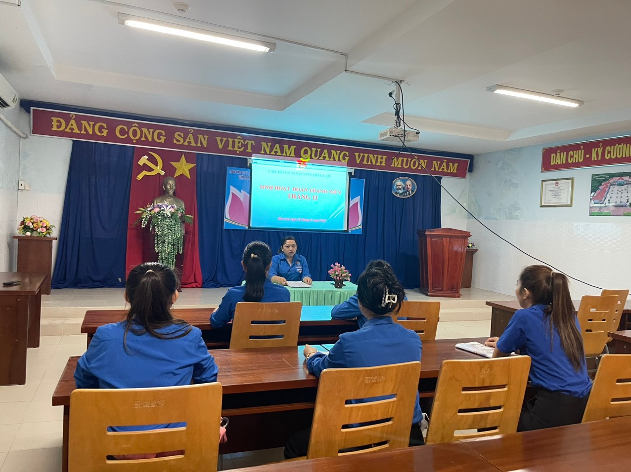 Sinh  HOẠT ĐOÀN THANH NIÊN THÁNG 11