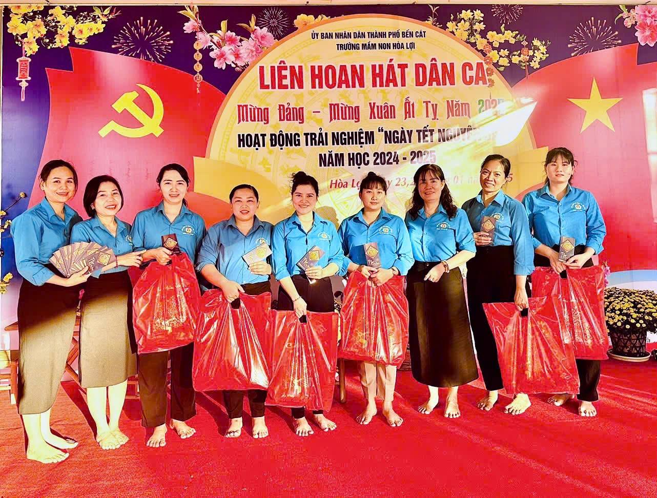 CÔNG ĐOÀN TRƯỜNG PHỐI HỢP VỚI BAN GIÁM HIỆU TẶNG QUÀ TẾT 2025 CHO CÔNG ĐOÀN VIÊN