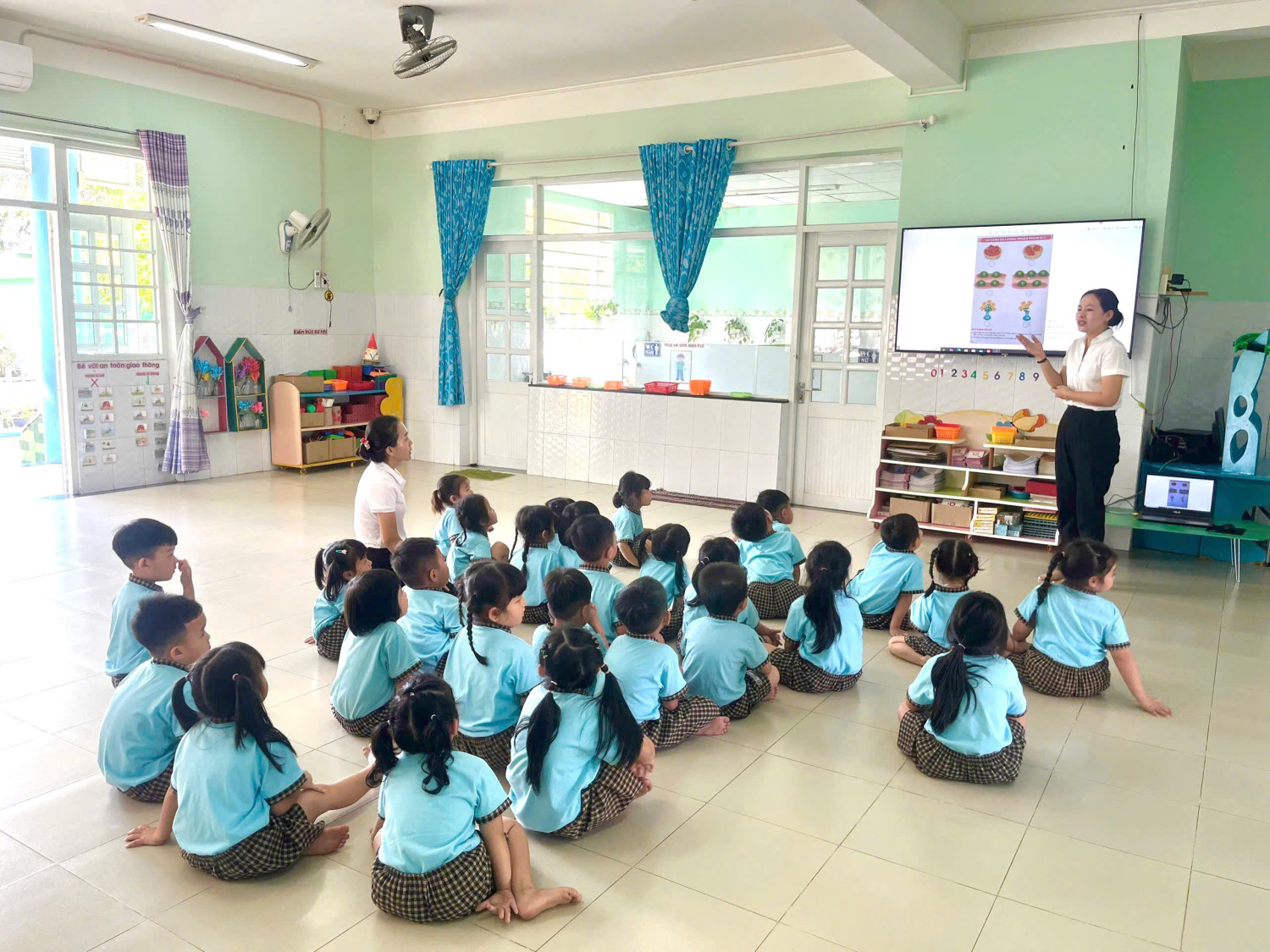 Giáo viên ứng dụng công nghệ thông tin trong các hoạt động giáo dục trẻ