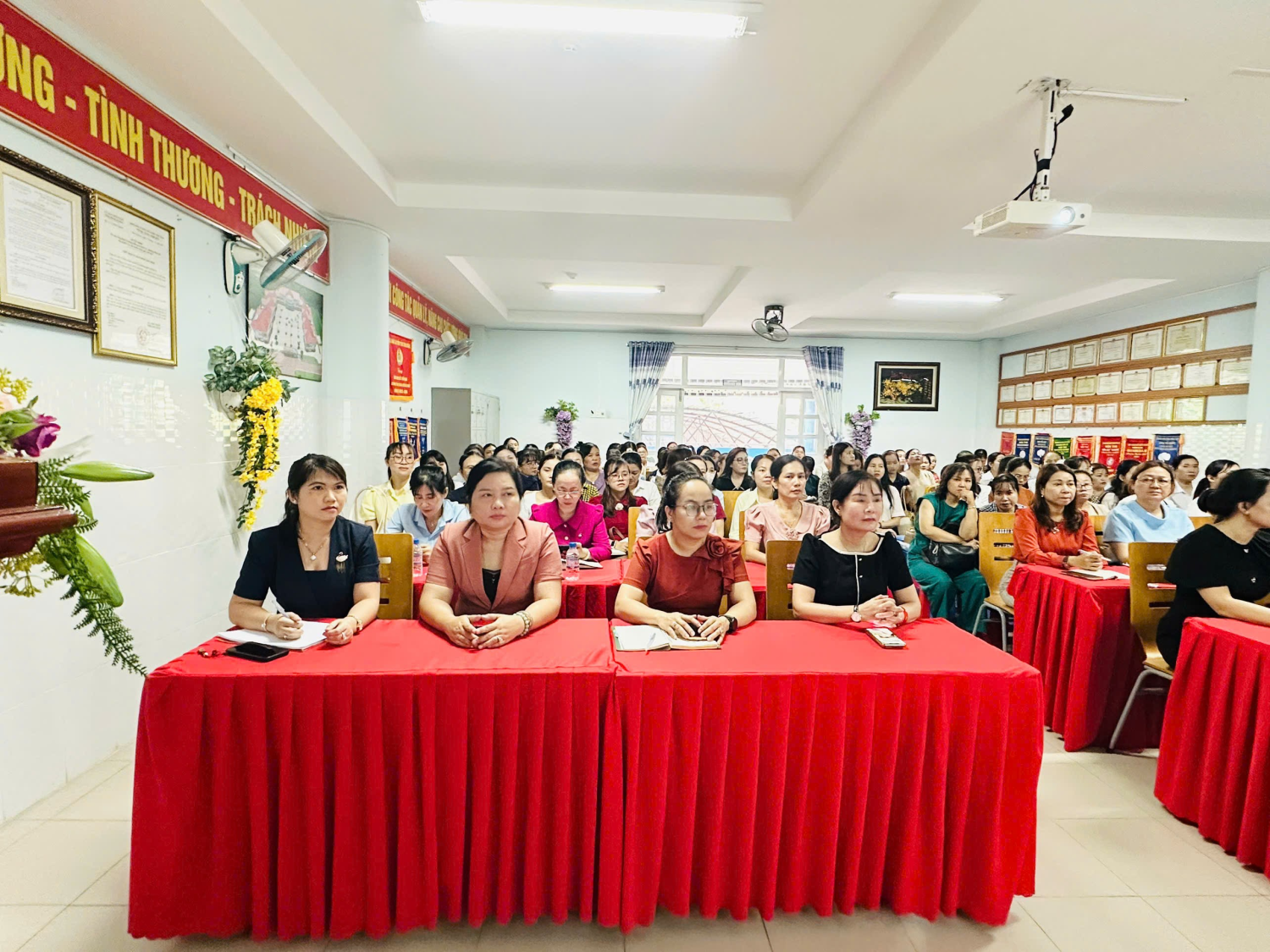 TẬP HUẤN CHUYÊN MÔN CHUYÊN ĐỀ “XÂY DỰNG HÌNH THỨC TỔ CHỨC BỮA ĂN CHO TRẺ THÔNG QUA MÔI TRƯỜNG MỞ”