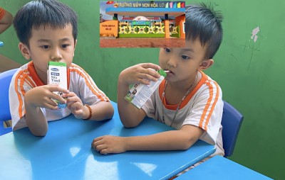 các bé uống sửa học đường