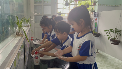 Ba mẹ trải nghiệm một ngày cùng bé ở trường