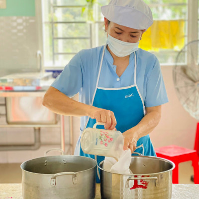 Bé pha trà tắc