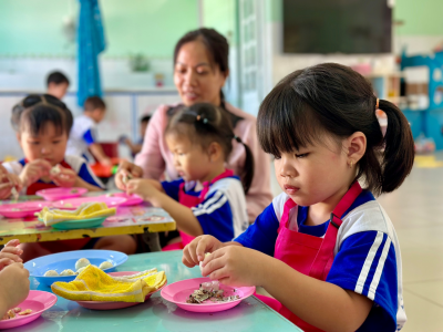 Hoạt Động trải nghiệm bé lột trứng cút