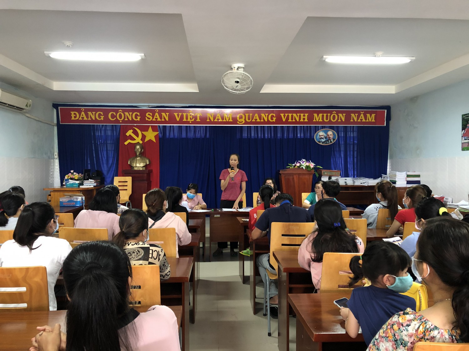 Nhà  trường ttiến hành họp phiên họp đầu tiên cùng với BĐDCMHS năm học 2020 2021