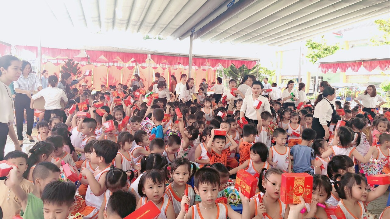 Ban đại diện CMHS phát quà trung thu cho các bé