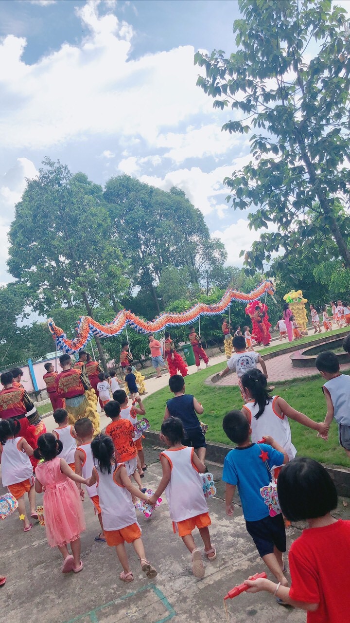 Các bé rước đèn trung thu vòng quanh trường