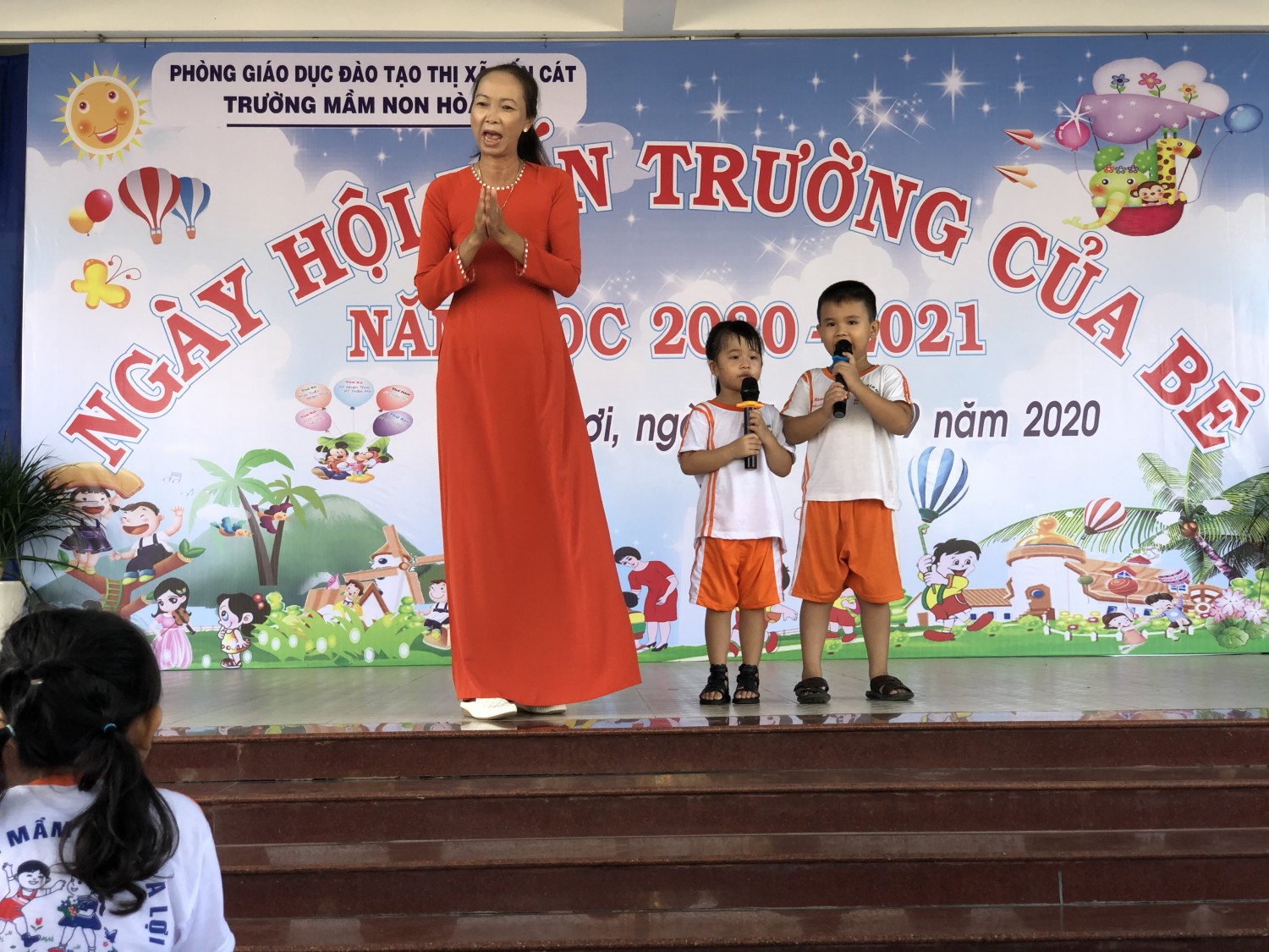 cô Hiệu trưởng trò chuyện và hát cùng bé