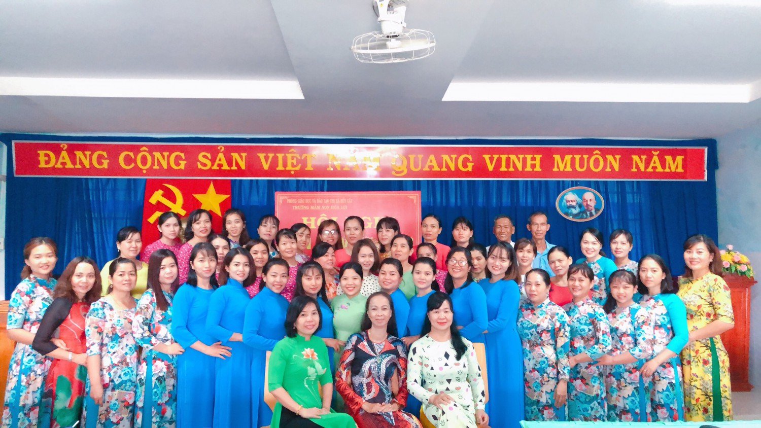 Tập thể CBGVNV