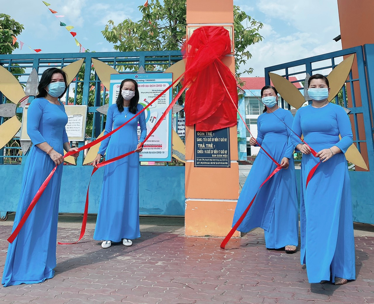 BAN GIÁM HIỆU TRƯỜNG MẦM NON HÒA LỢI KHAI BIỂU TRƯNG CÔNG NHẬN TRƯỜNG ĐẠT KIỂM ĐỊNH CHẤT LƯỢNG GIÁO DỤC MỨC ĐỘ 2