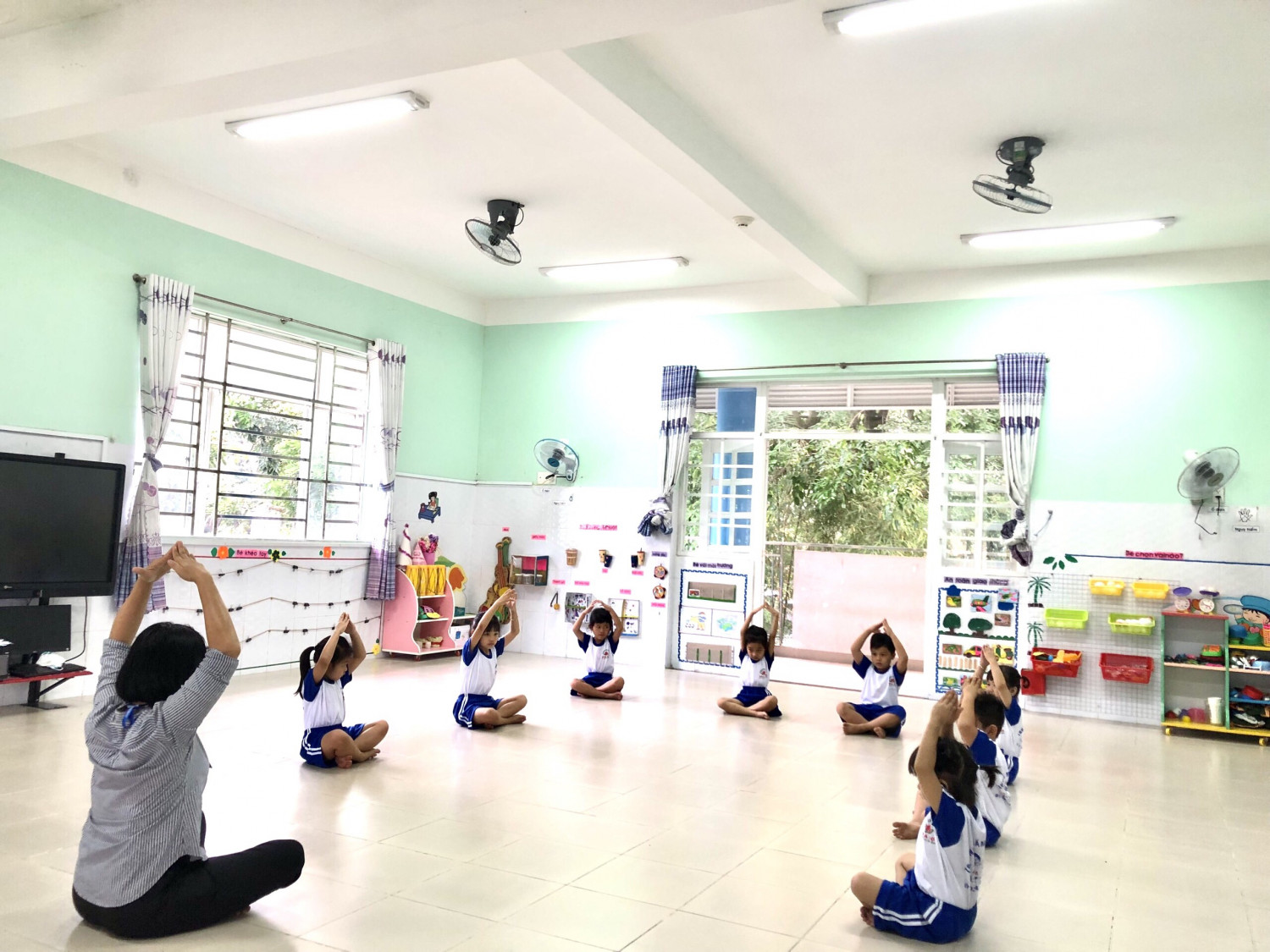 Bé vui chơi, học tập cùng cô và các bạn