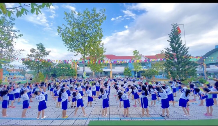 Giờ thể dục sáng của các bé trường MN Hoà Lợi