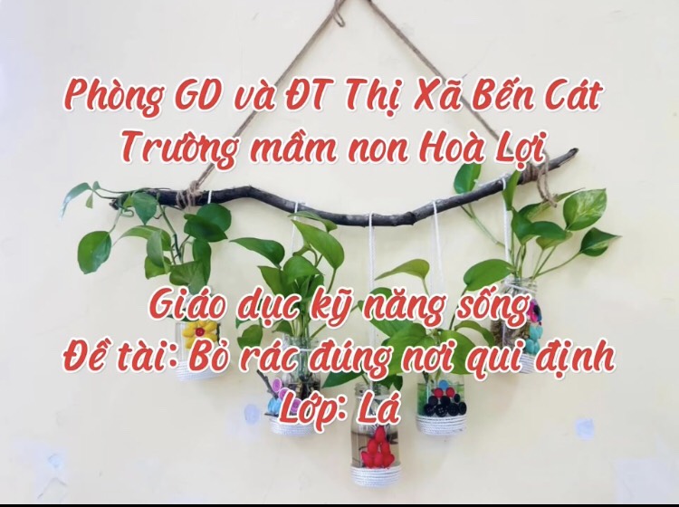 Giáo dục trẻ kỹ năng bỏ rác đúng nơi quy định. Tổ Lá. Tháng 01/2024