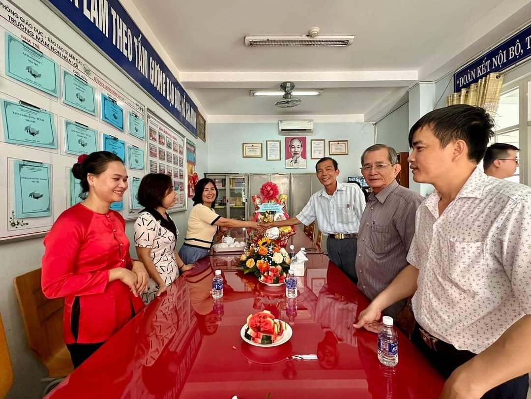 TRƯỜNG MẦM NON HÒA LỢI ĐÓN TIẾP LÃNH ĐẠO ĐẢNG ỦY - HĐND - UBND- UBMTTQVN PHƯỜNG HÒA LỢI ĐẾN THĂM, CHÚC TẾT